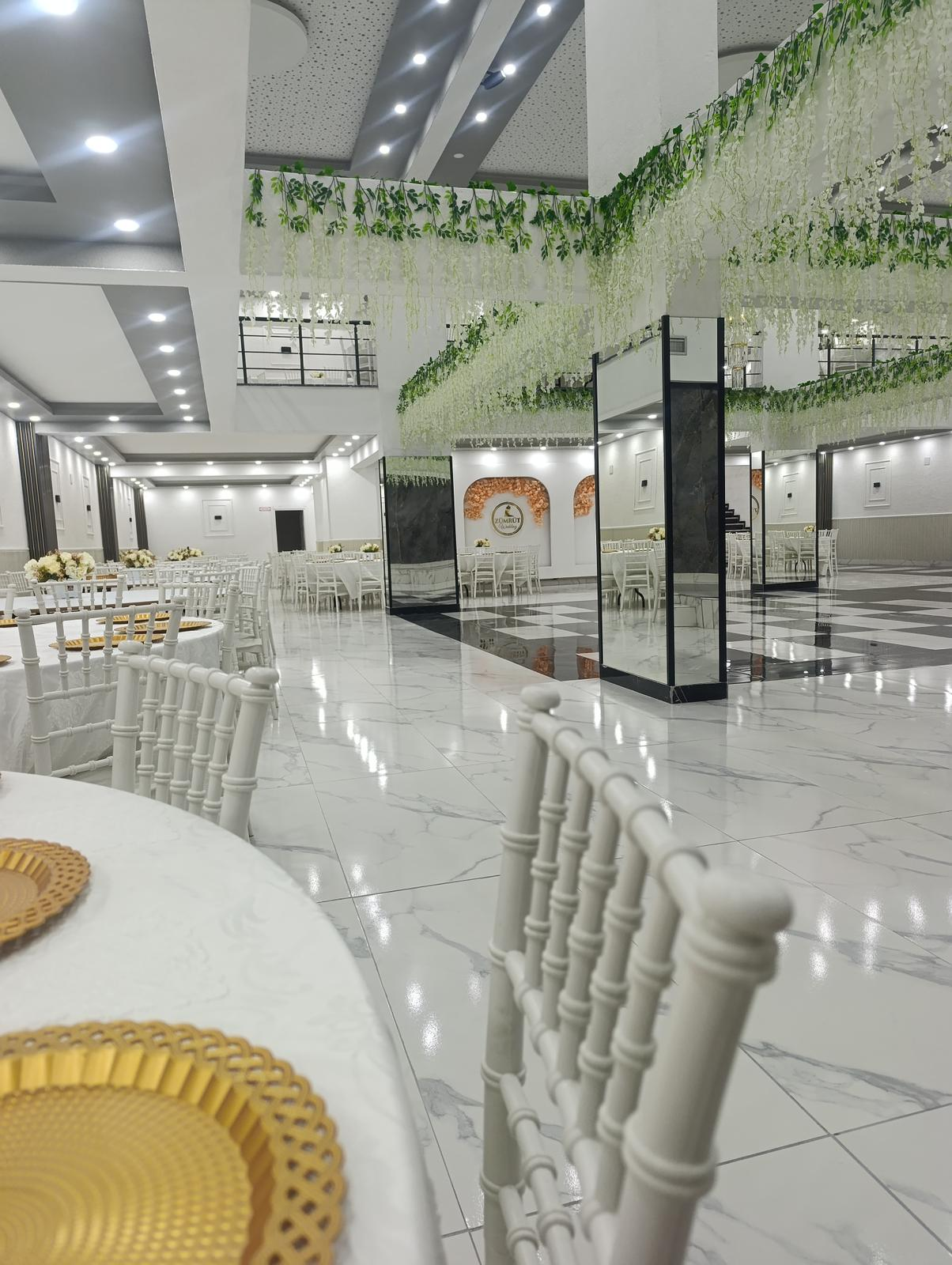 Zümrüt Wedding salonunda masa düzeni ve sahne görünümü